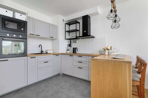 Kjøleskap, mikrobølgeovn, ovn og kokeplater