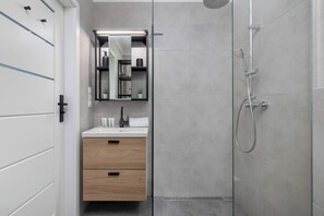 Shower, hair dryer, towels, shampoo