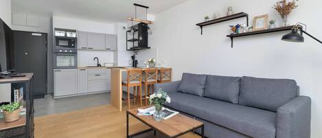 Una televisión, una oficina