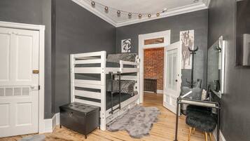 3 Schlafzimmer, Schreibtisch, Bügeleisen/Bügelbrett, WLAN