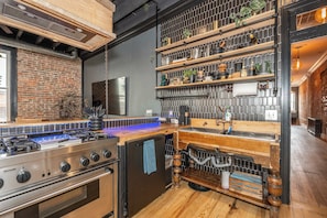 Refrigerador, microondas, horno y parrilla de estufa