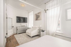 3 bedrooms, desk, iron/ironing board, WiFi - The Brick Dachshund - Chic for 9 (Blanchester)