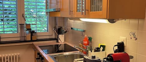 Een koelkast, een oven, een vaatwasser, een koffiezetapparaat/waterkoker