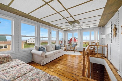 Seashell by the Seashore: Cozy 1BR Cottage Steps from Private Sandy Beach