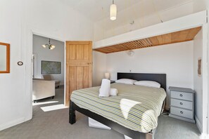 3 bedrooms, iron/ironing board, WiFi