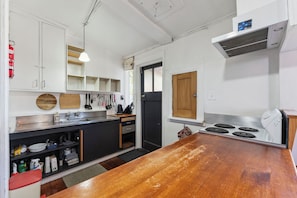 Kühlschrank, Mikrowelle, Geschirrspüler, Toaster