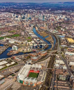 A stadium with a large seating area and a river running through the city. - Room-modern Room for Short Stay in Salfo (Salford)