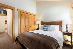 3 bedrooms, desk, iron/ironing board, travel crib