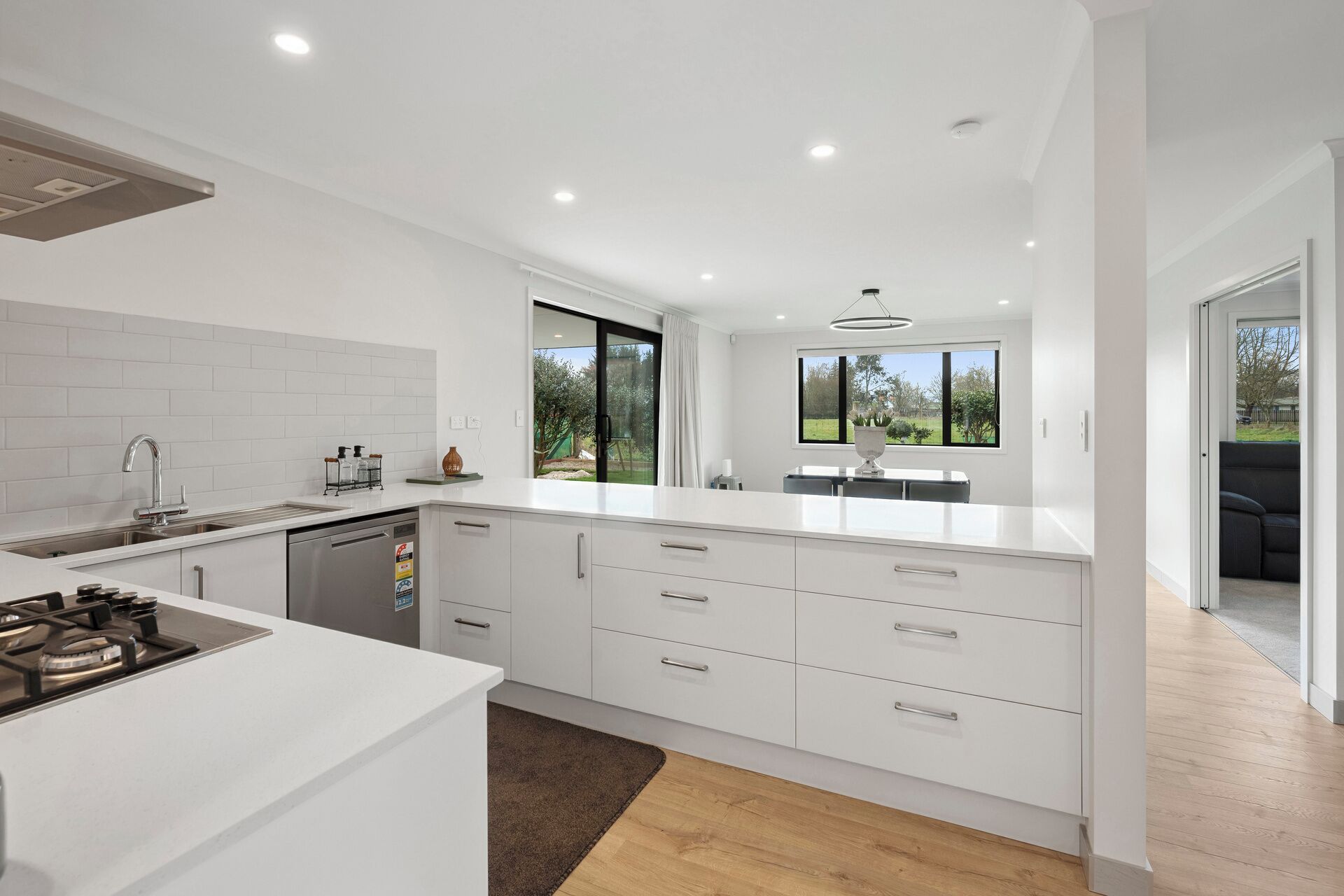 Jääkaappi, mikroaaltouuni, astianpesukone, leivänpaahdin