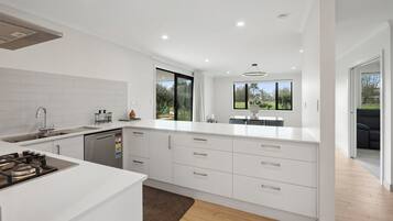 Jääkaappi, mikroaaltouuni, astianpesukone, leivänpaahdin