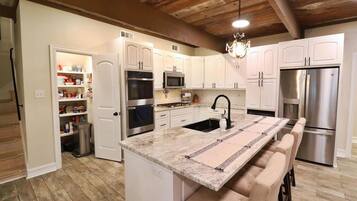 Microonde, forno, piano cottura, lavastoviglie