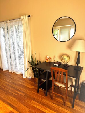 Interior - Cottage next to historical home in Lake Oswego (Lake Oswego)