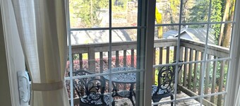 Cottage next to historical home in Lake Oswego