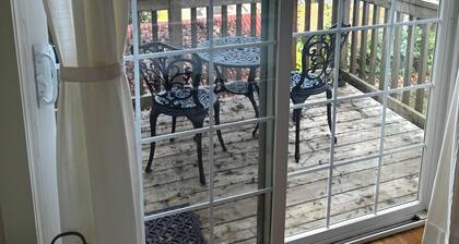 Cottage next to historical home in Lake Oswego