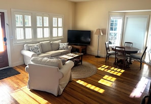 Living area - Cottage next to historical home in Lake Oswego (Lake Oswego)