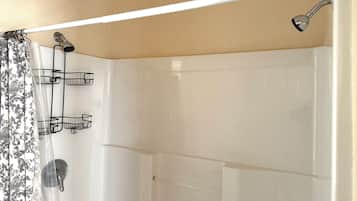 Séchoir à cheveux, serviettes fournies, savon, papier de toilette