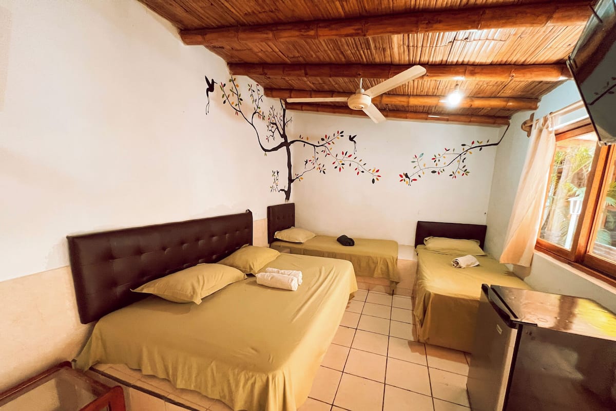 Chambre quadruple de base | Accès au Wi-Fi (inclus), literie fournie