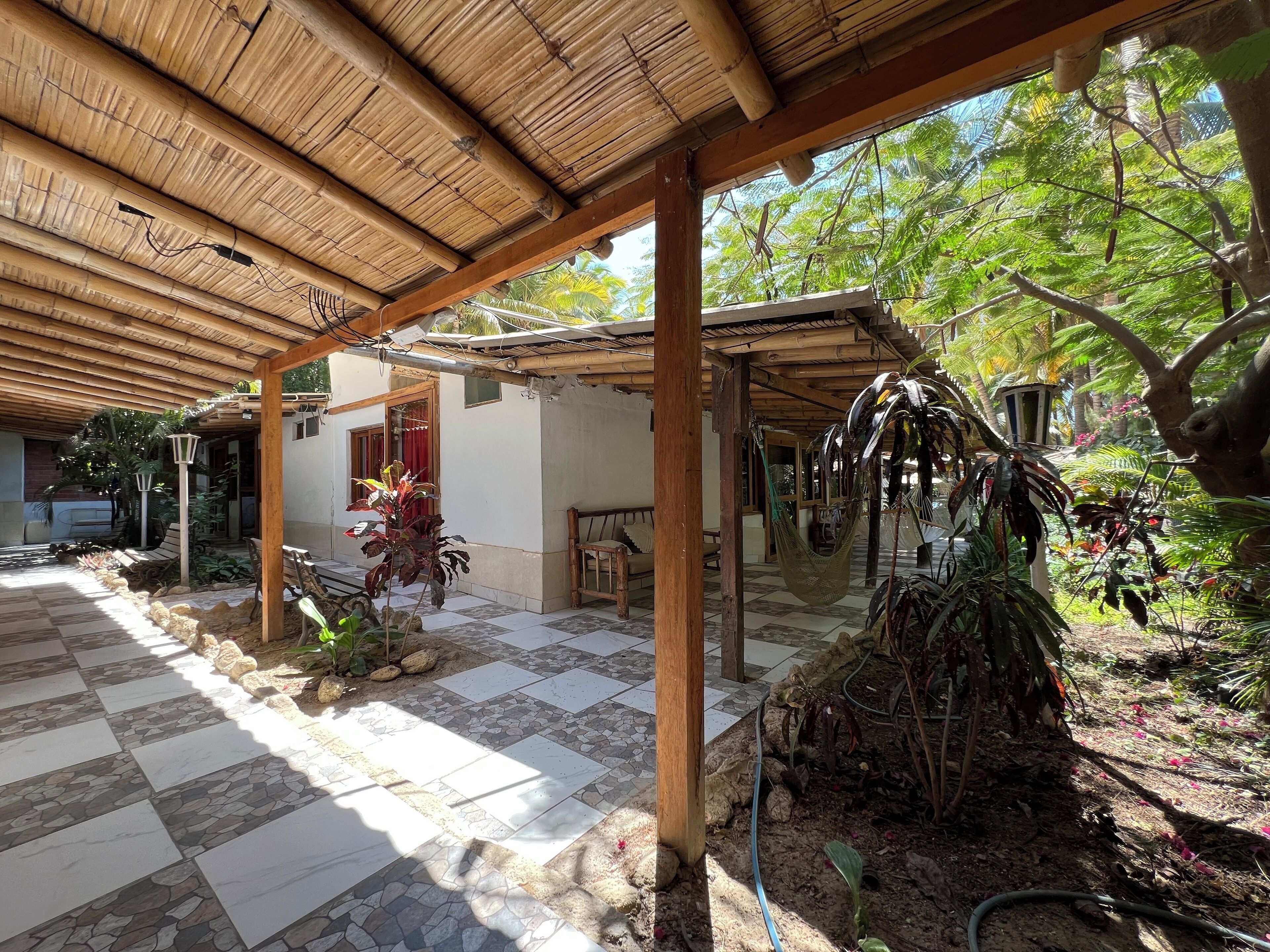 Habitación doble económica | Área de sala de estar | Televisión 