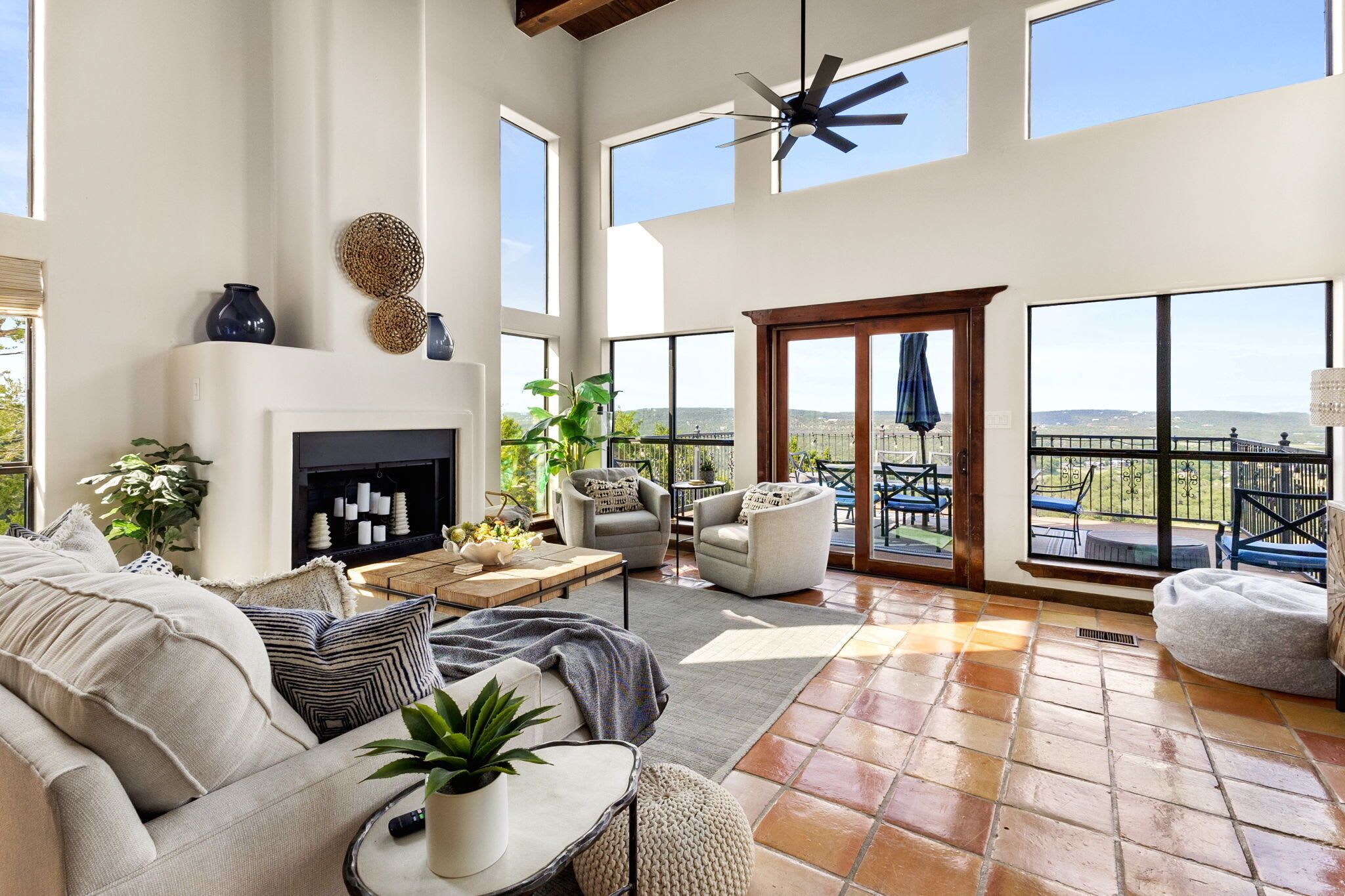 Televisión y oficina 