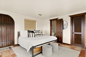 5 habitaciones, tabla de planchar con plancha, cuna de viaje y wifi 