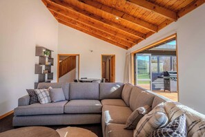 TV, books - Karapiti Lodge - Stunning Rural Getaway (Ngakuru)