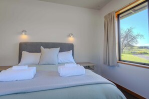 5 bedrooms, iron/ironing board, WiFi, bed sheets - Karapiti Lodge - Stunning Rural Getaway (Ngakuru)