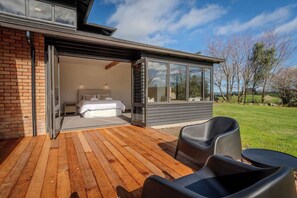 Terrace/patio - Karapiti Lodge - Stunning Rural Getaway (Ngakuru)