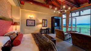 Une chambre d’hôtel avec un grand lit, un bureau, une chaise et une vue sur l’extérieur.