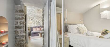 1 slaapkamer, een bureau, een strijkplank/strijkijzer, reisbedje