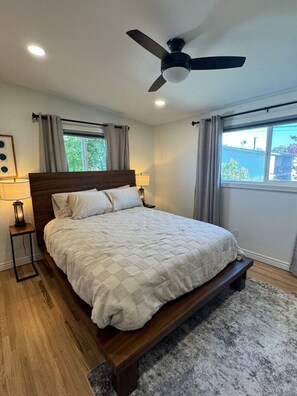 6 chambres, bureau, fer et planche à repasser, lit parapluie