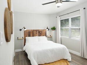 6 bedrooms, iron/ironing board, WiFi, bed sheets