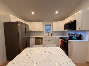 Micro-ondes, four, plaque de cuisson, lave-vaisselle