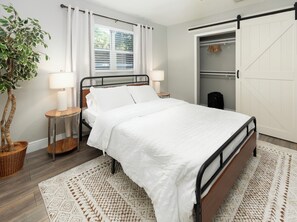 4 bedrooms, iron/ironing board, WiFi, bed sheets