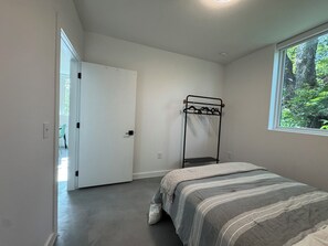 4 bedrooms, iron/ironing board, internet
