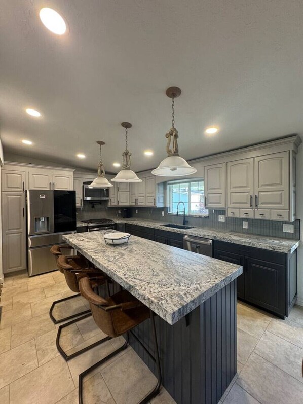 冷蔵庫、電子レンジ、オーブン、コンロ