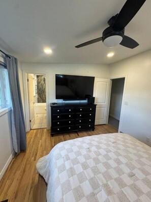 3 bedrooms, desk, iron/ironing board, travel cot