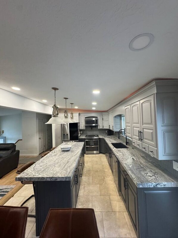 冷蔵庫、電子レンジ、オーブン、コンロ