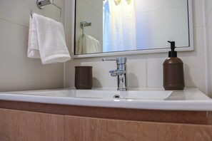 Douche, sèche-cheveux, serviettes fournies