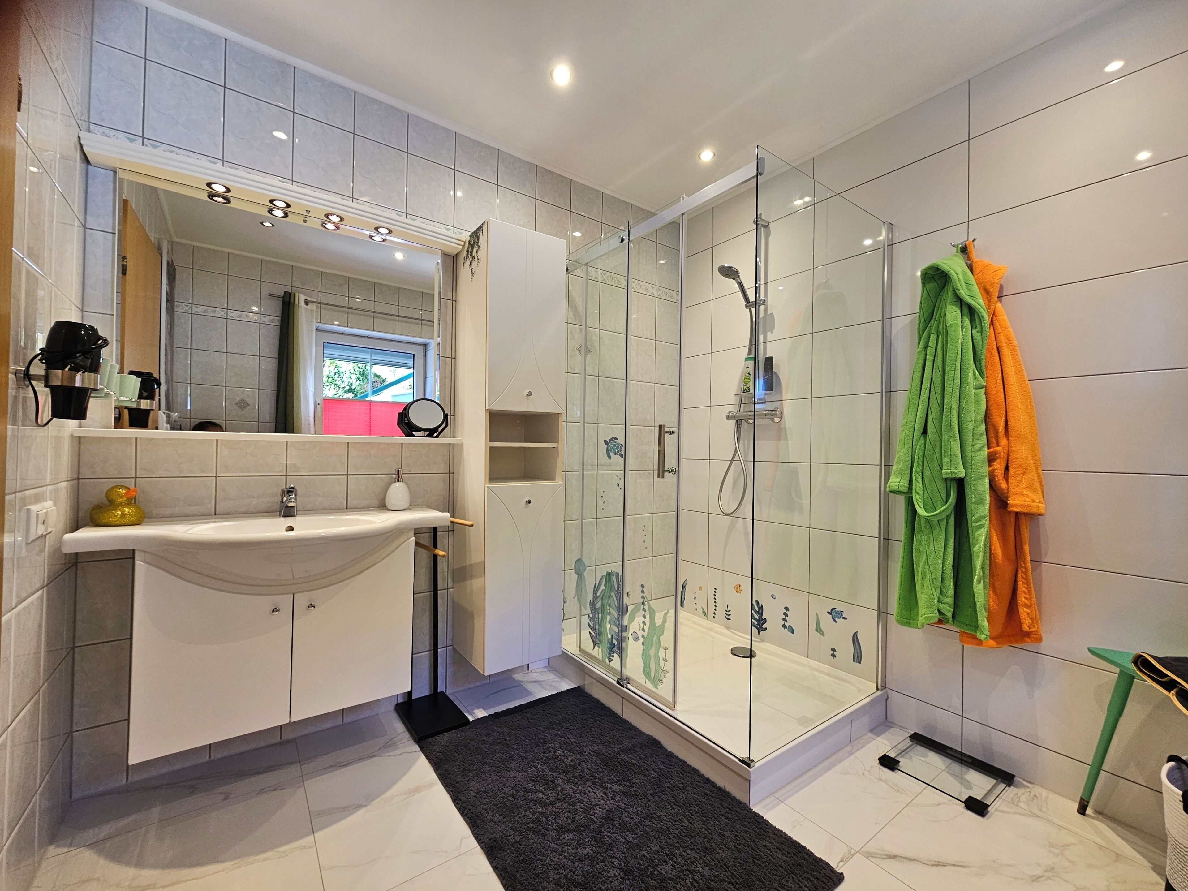 Dusche, Haartrockner, Handtücher, Seife