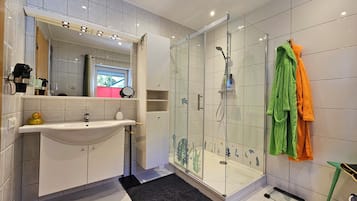 Dusche, Haartrockner, Handtücher, Seife