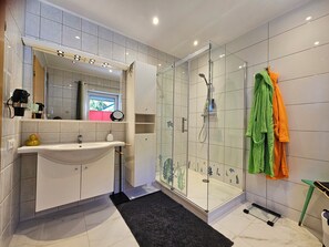 Dusche, Haartrockner, Handtücher, Seife