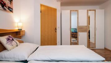 1 Schlafzimmer, Zimmersafe, Schreibtisch, Bügeleisen/Bügelbrett