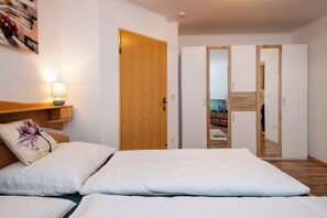 1 bedroom, in-room safe, desk, iron/ironing board