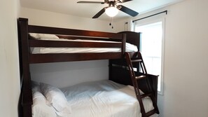 3 chambres, fer et planche à repasser, Wi-Fi, draps fournis