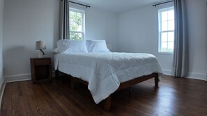 3 bedrooms, iron/ironing board, WiFi, bed sheets - Charming 3-bedroom house with porch and yard in Winchester (Winchester)