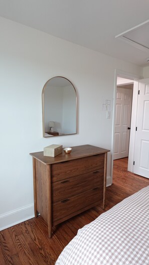 3 bedrooms, desk, iron/ironing board, WiFi