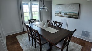 Dining - Charming 3-bedroom house with porch and yard in Winchester (Winchester)