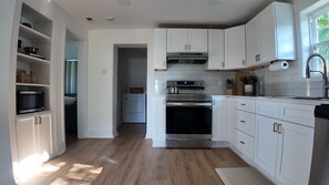 Microwave, oven, stovetop, dishwasher - Charming 3-bedroom house with porch and yard in Winchester (Winchester)