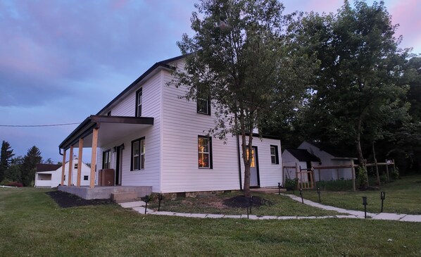 Exterior - Charming 3-bedroom house with porch and yard in Winchester (Winchester)