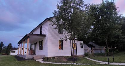 Charming 3-bedroom house with porch and yard in Winchester